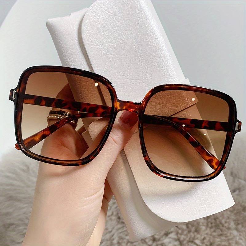 Moderne quadratische Sonnenbrille mit UV400 Schutz | Stilvolles Accessoire für jeden Anlass 3