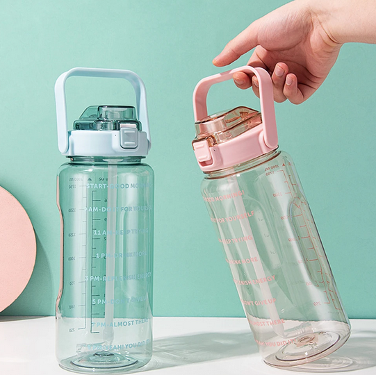 Motivierende 2L Trinkflasche mit Zeitmarkierungen - Auslaufsicher & Umweltfreundlich für Optimale Hydration 3